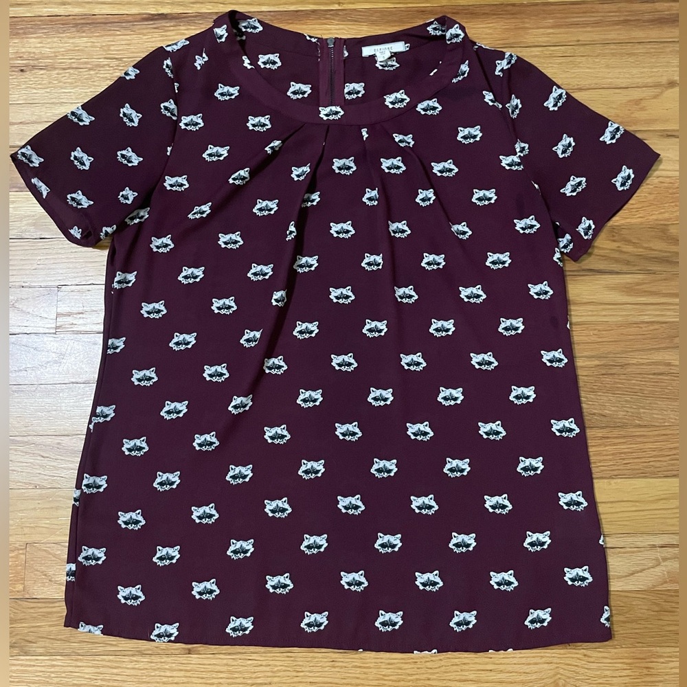 Pleione Burgundy Raccoon Print Short Sleeve Top in Size Small